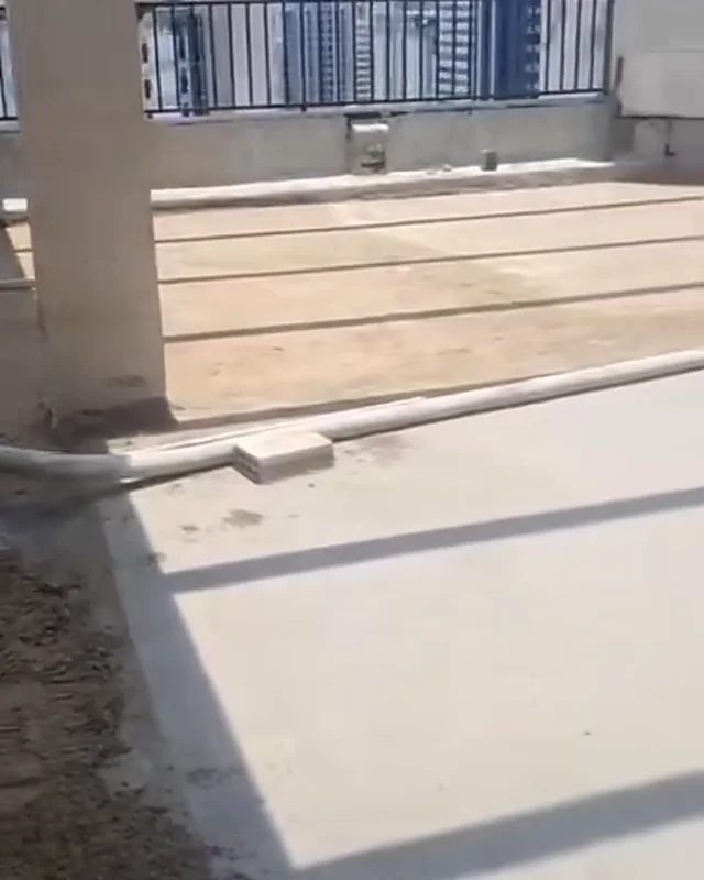 Contrapiso nivelado e pronto na cobertura, com a mangueira ao lado