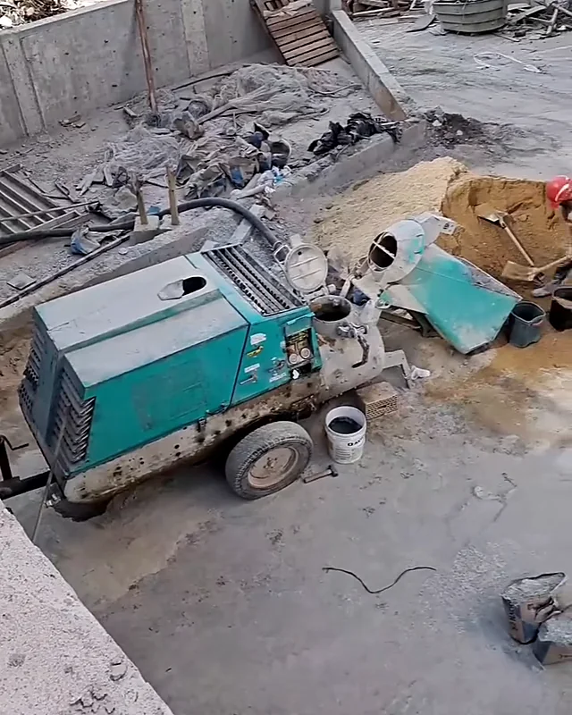 Máquina de bombeamento e compressor posicionados na laje da obra