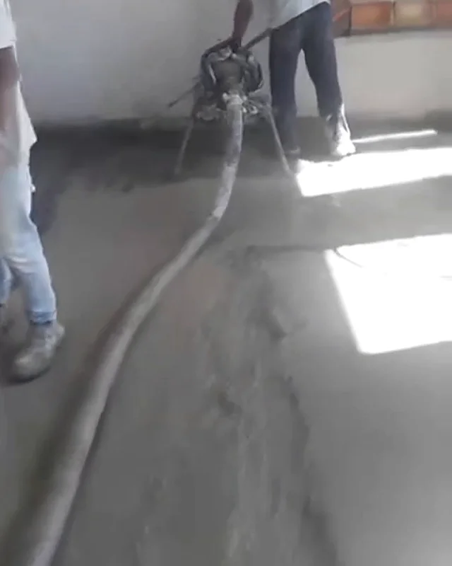 Equipe trabalhando no pavimento com contrapiso já aplicado